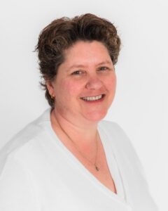 Assistente Monique Westmeijer, elke werkdag is onze assistente bereikbaar tussen 9 en 14 uur