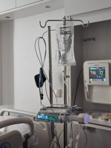 een foto van een ziekenhuiskamer met infuus apparaten